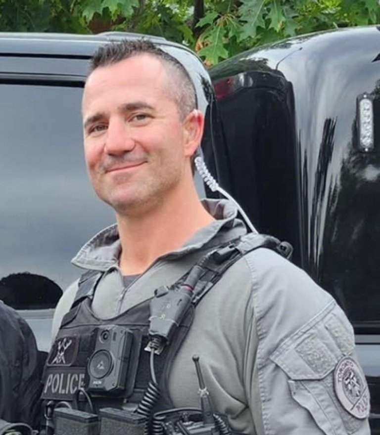 'We have it from here': Police salute fallen Toronto officer at procession | iNFOnews.ca