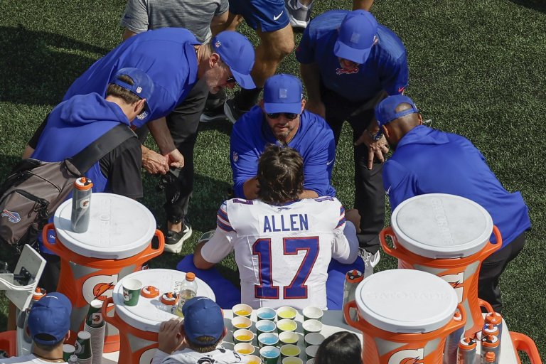 Bills' Josh Allen leaves game for 2 plays with a bloody nose after being hit in the face vs. Jets | iNFOnews.ca
