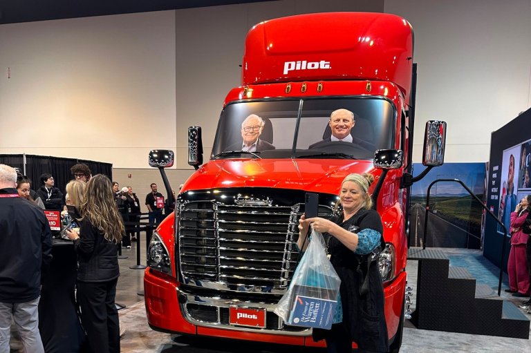 Winner pays $9 million in charity auction for a private lunch with Warren Buffett and Stephen Curry | iNFOnews.ca