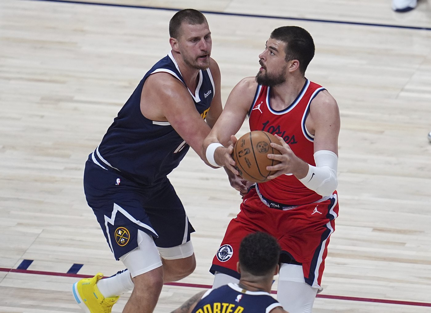 Kawhi Leonard's 39 points lead Clippers to a 105-102 win over Nuggets to even series 1-1 | iNFOnews.ca