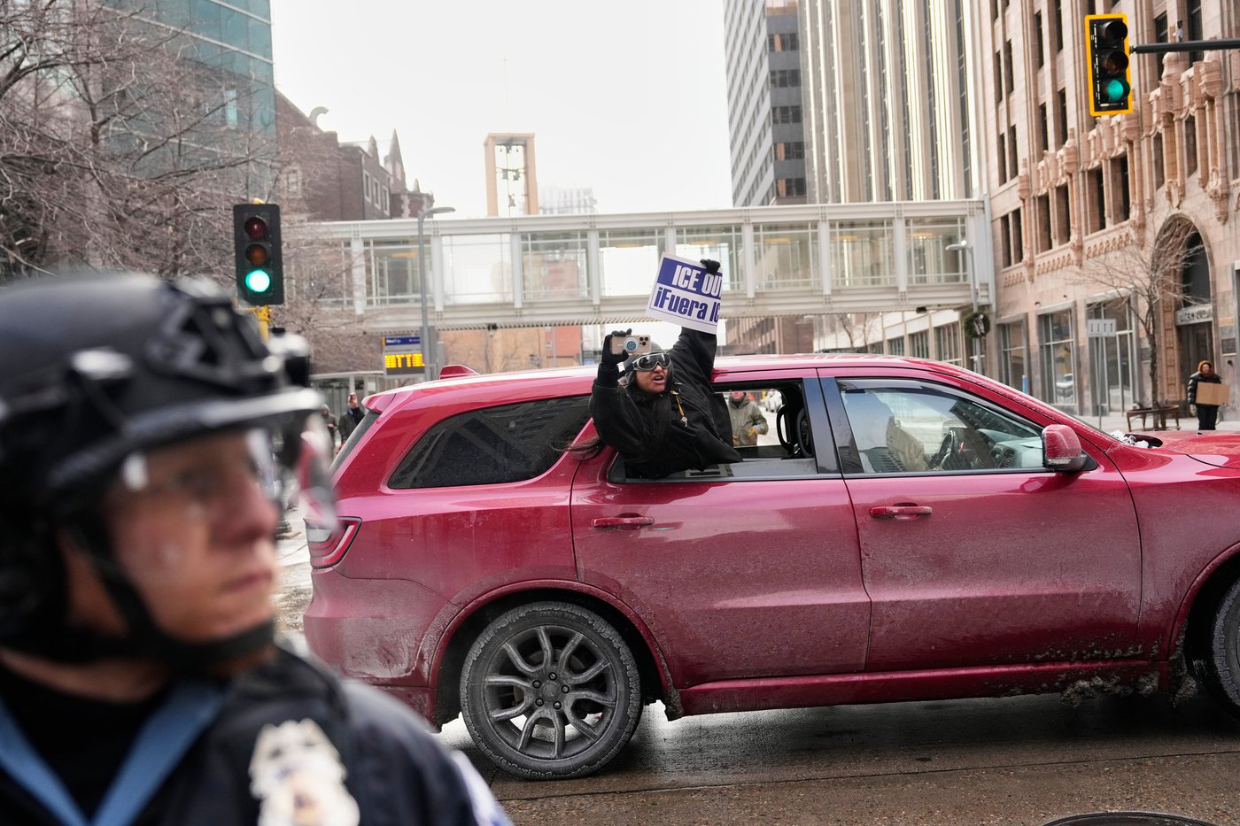 Photos show anti-ICE crowd chase off pro-ICE demonstrators from Minneapolis streets | iNFOnews.ca