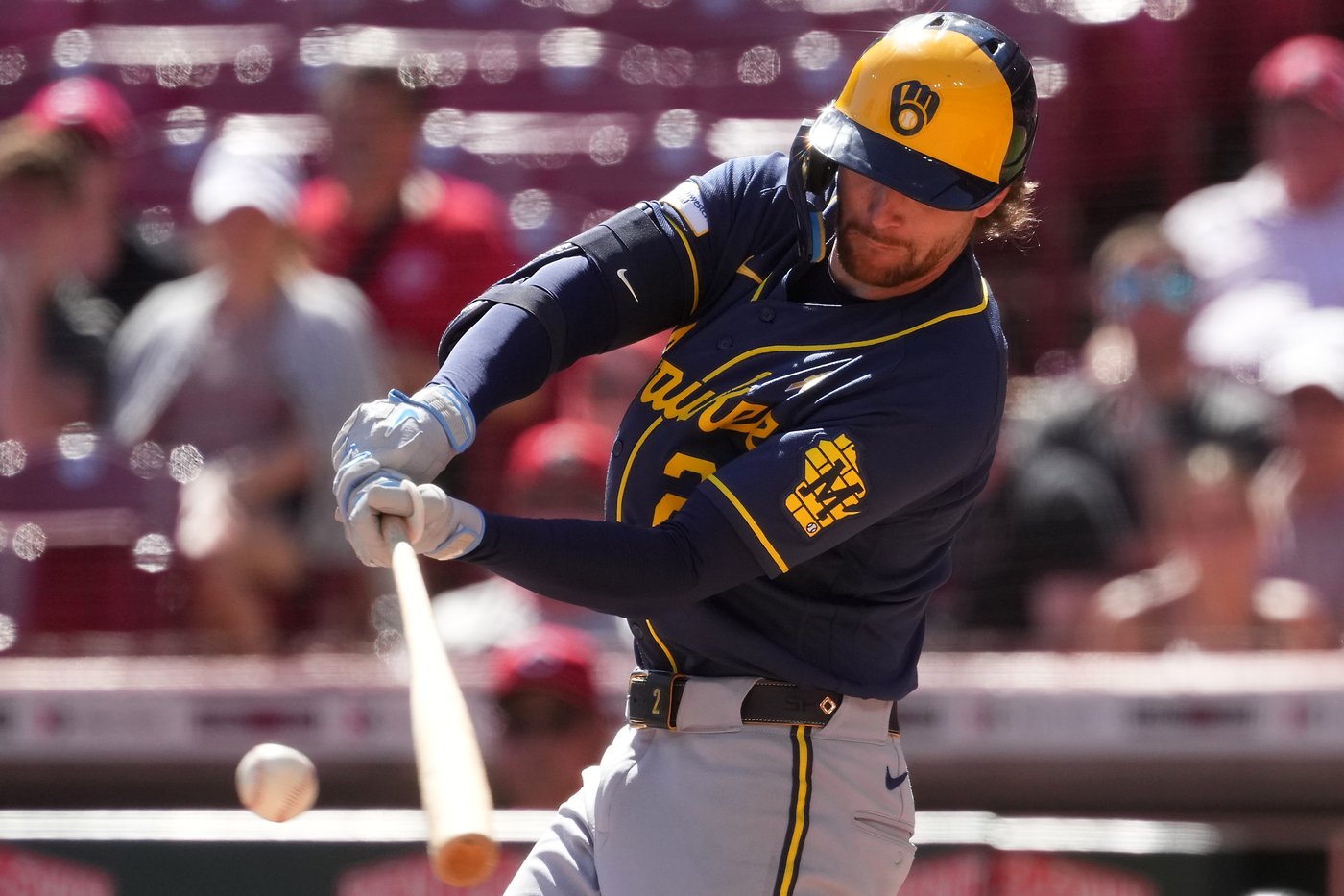 Elly De La Cruz homers, drives in 4 runs as the Reds beat the Brewers 12-8 | iNFOnews.ca