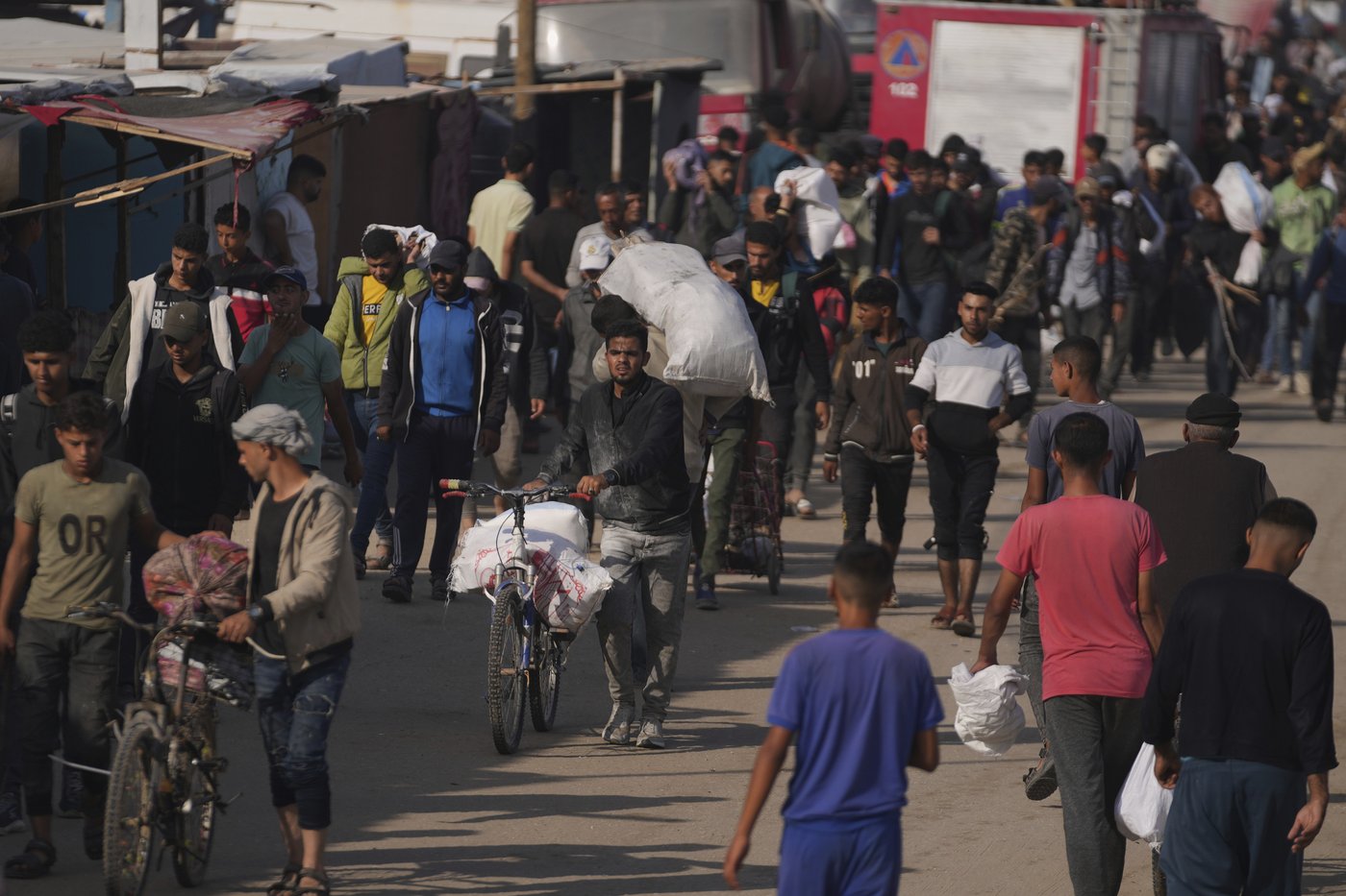 At least 31 Palestinians are killed while heading to a Gaza aid site, officials and witnesses say | iNFOnews.ca