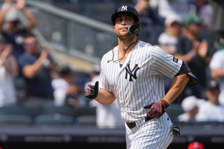 Yankees' Giancarlo Stanton leaves in 6th inning against Astros because of tightness in right leg | iNFOnews.ca