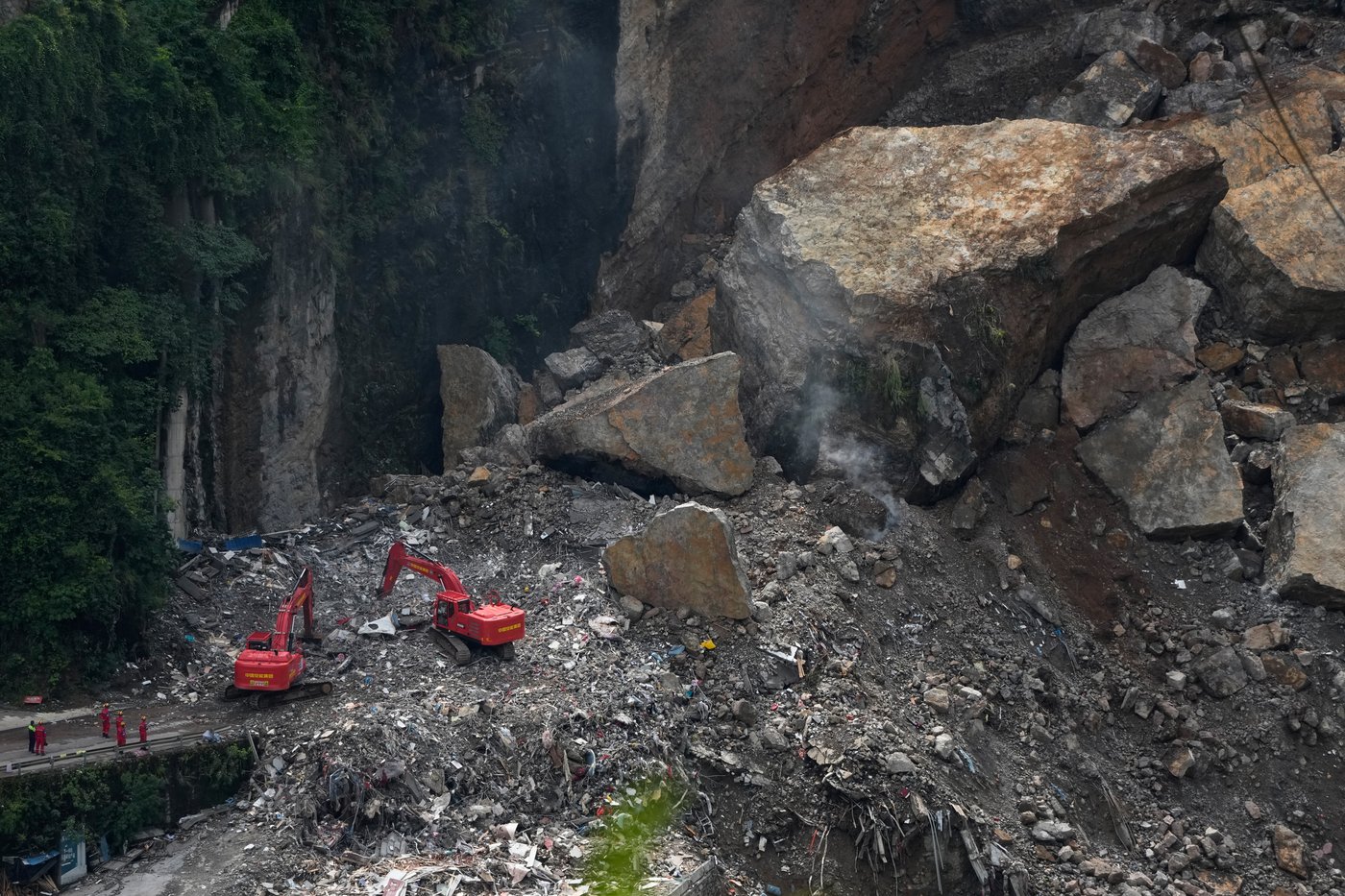 Death toll from Chongqing landslide in southwestern China climbs to 41 | iNFOnews.ca Death toll from Chongqing landslide in southwestern China climbs to 41 | iNFOnews.ca