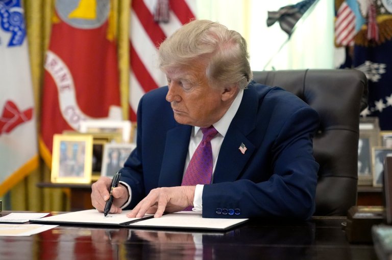 Trump signs order renaming Lake Ontario as 'Lake America' in the United States | iNFOnews.ca