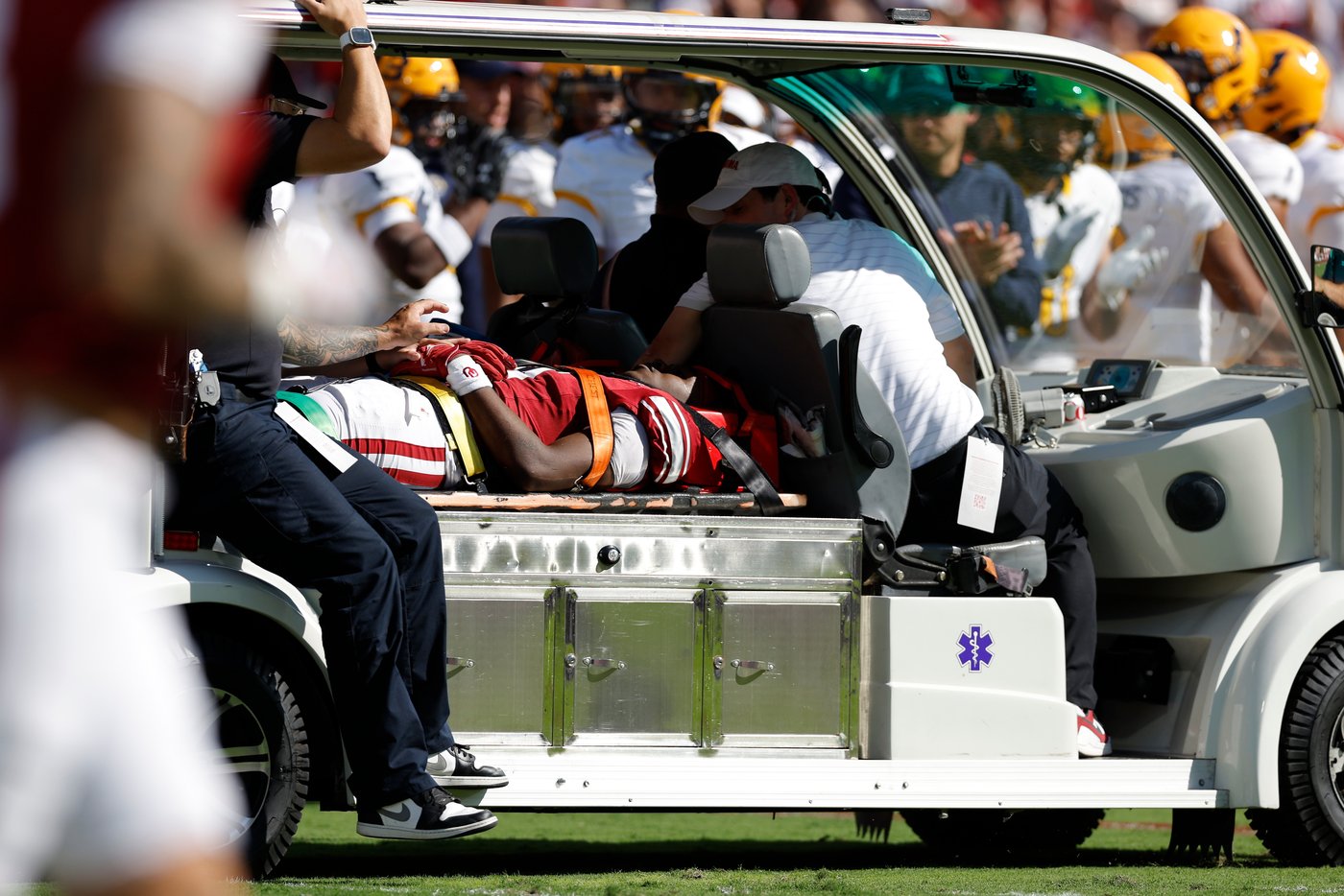Oklahoma WR Keontez Lewis leaves game after headfirst collision with brick barrier | iNFOnews.ca