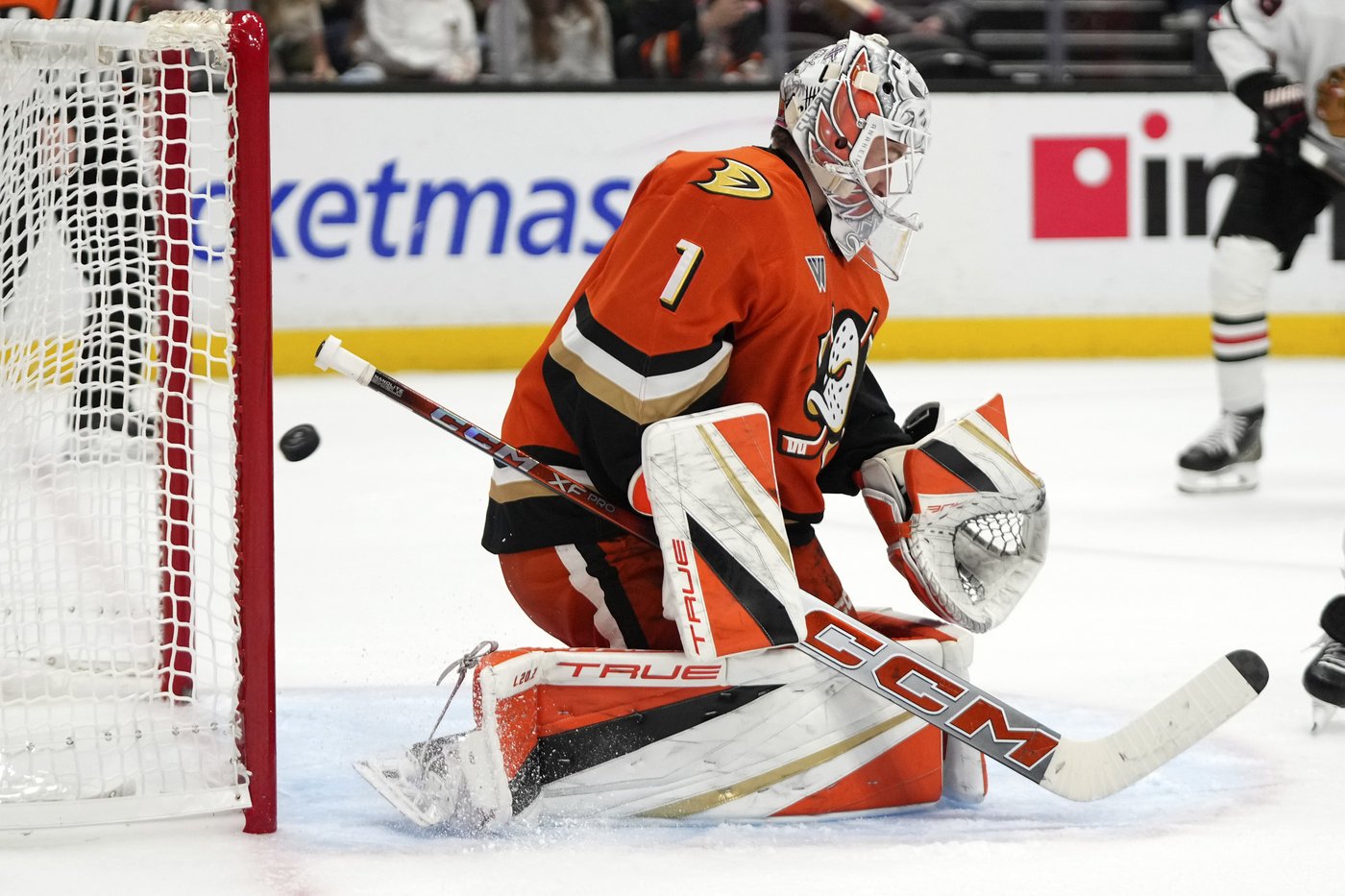 Bedard has 3 assists as Blackhawks defeat Ducks 4-2 | iNFOnews.ca