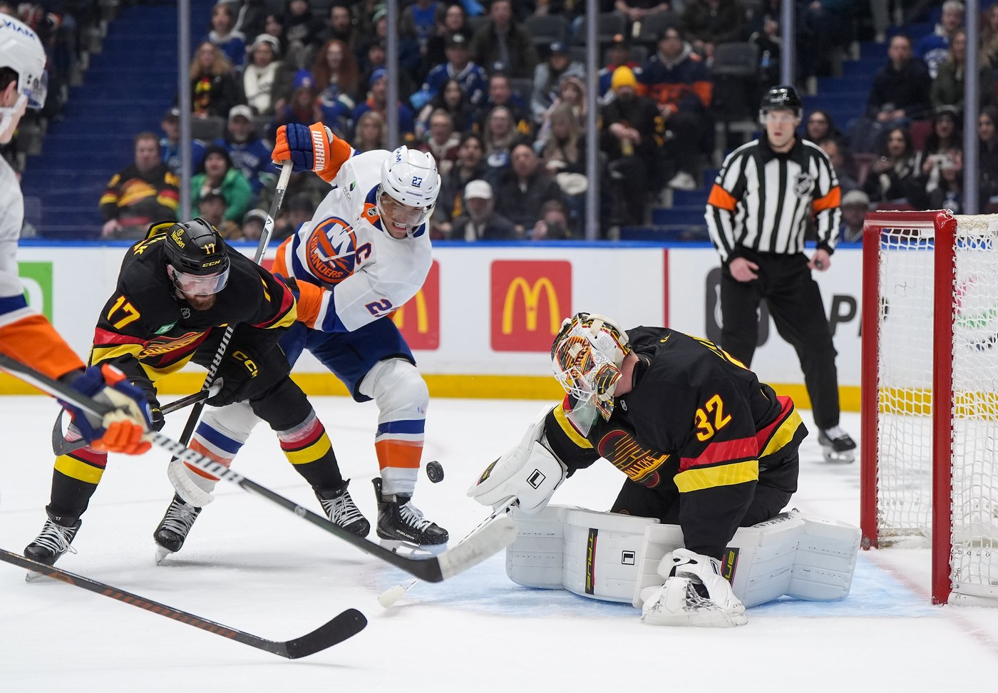 Duclair scores two, Islanders extend Canucks' winless skid to 11 games | iNFOnews.ca