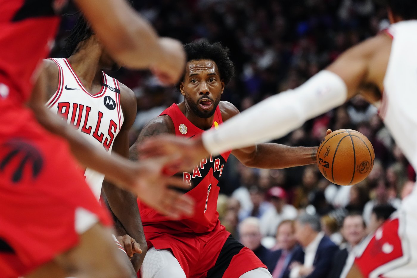 Kawhi Leonard helps Raptors rout Bulls 135-92 in Toronto's home opener | iNFOnews.ca