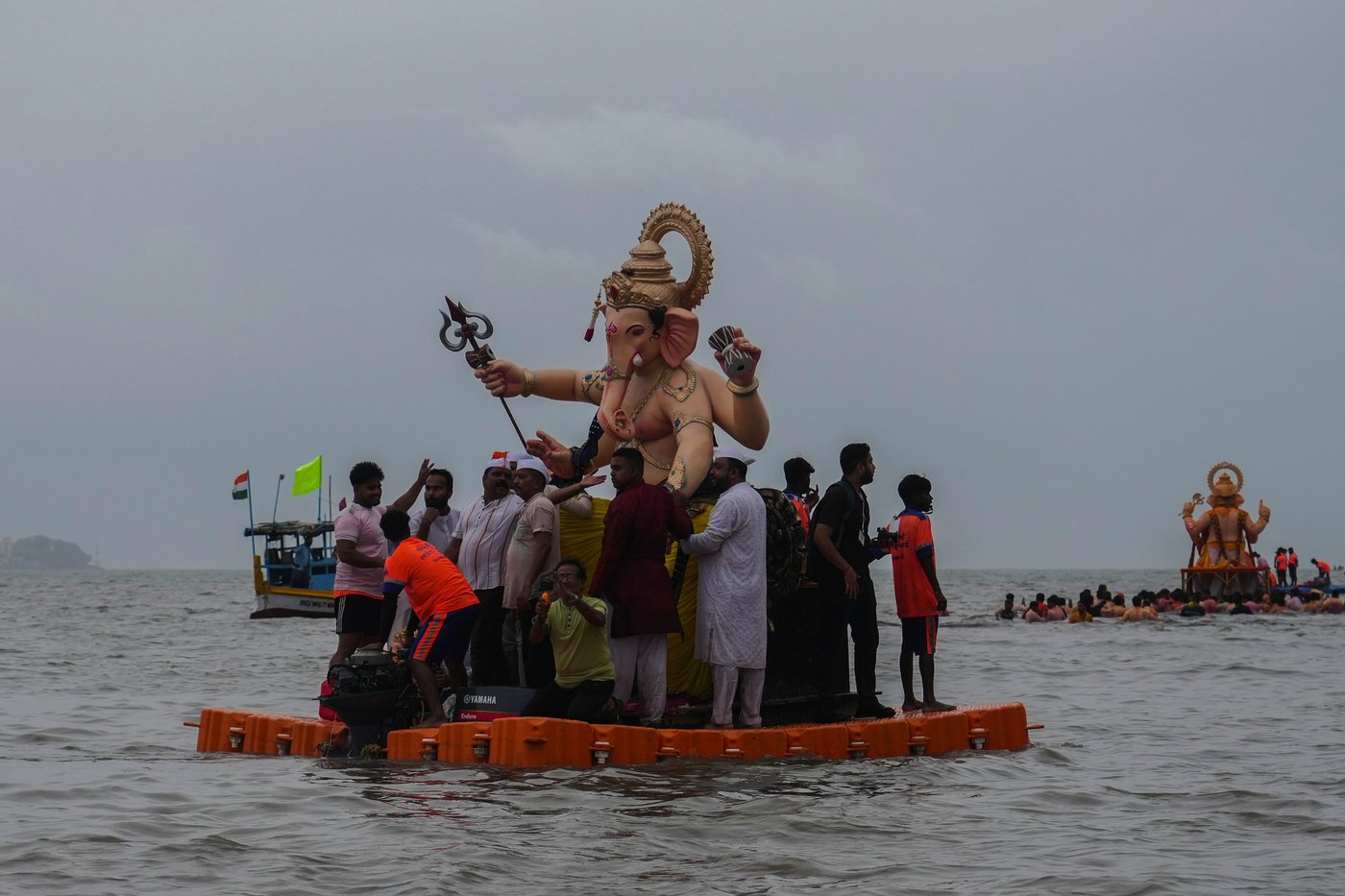 Photos show Indians marking final day of Ganesh Chaturthi that ends with sea immersion | iNFOnews.ca