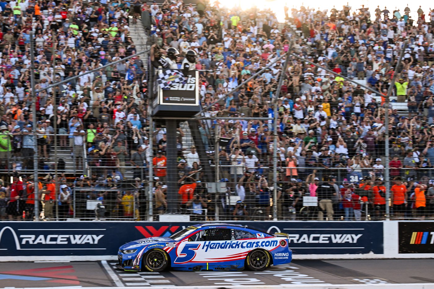 Larson ends 51-race winless streak, boosts NASCAR title hopes in Hendrick 1-2 finish at Gateway | iNFOnews.ca