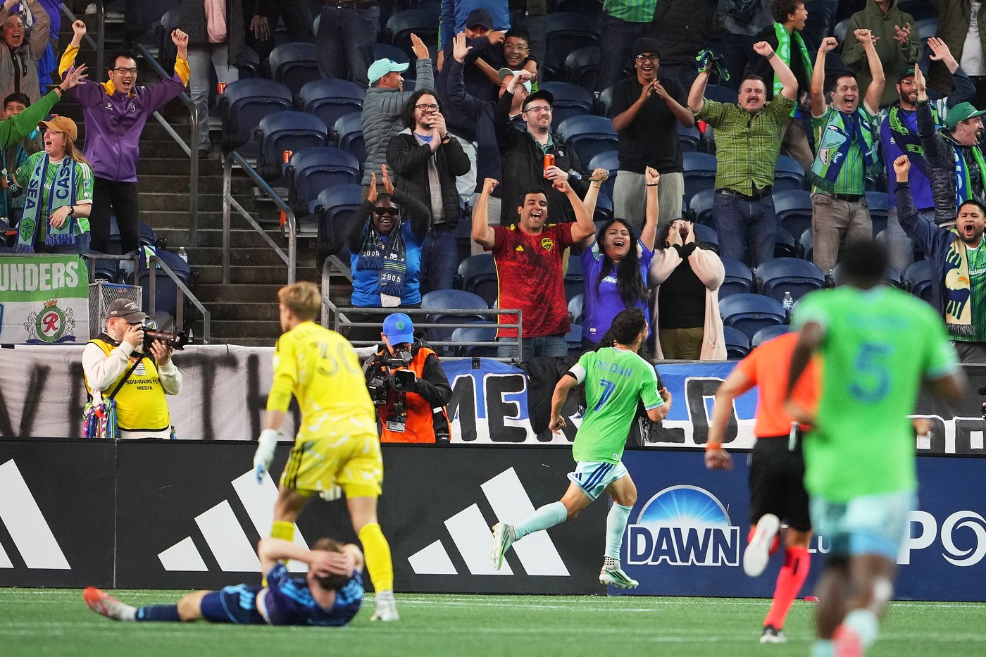 Cristian Roldan scores in the 90th minute to give the Sounders a 2-1 victory over Sporting KC | iNFOnews.ca