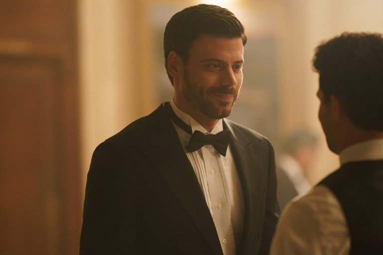 'Heated Rivalry' star François Arnaud on navigating fame, fans and online firestorms | iNFOnews.ca