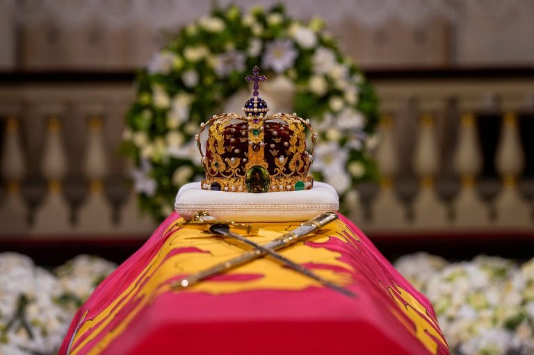 Norway's Queen Mette-Marit joins procession to bring late King Harald V's coffin to royal chapel | iNFOnews.ca