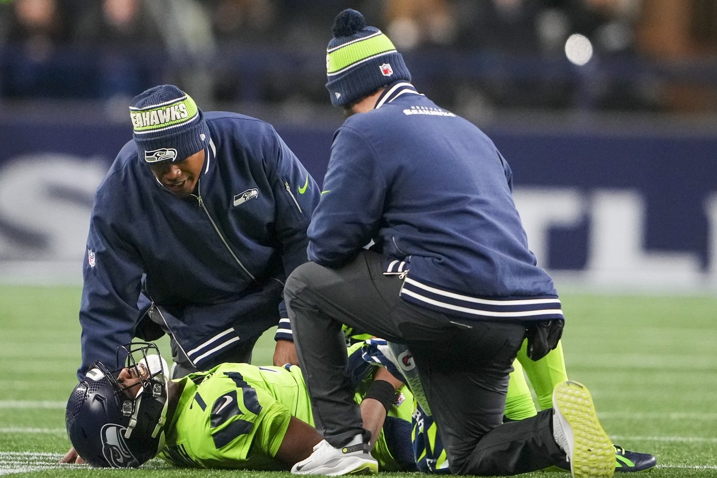 Seahawks QB Geno Smith exits with knee injury against Green Bay and will undergo testing | iNFOnews.ca Seahawks QB Geno Smith exits with knee injury against Green Bay and will undergo testing | iNFOnews.ca