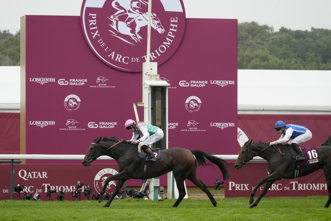 Late entry Bluestocking wins Prix de l’Arc de Triomphe | iNFOnews.ca