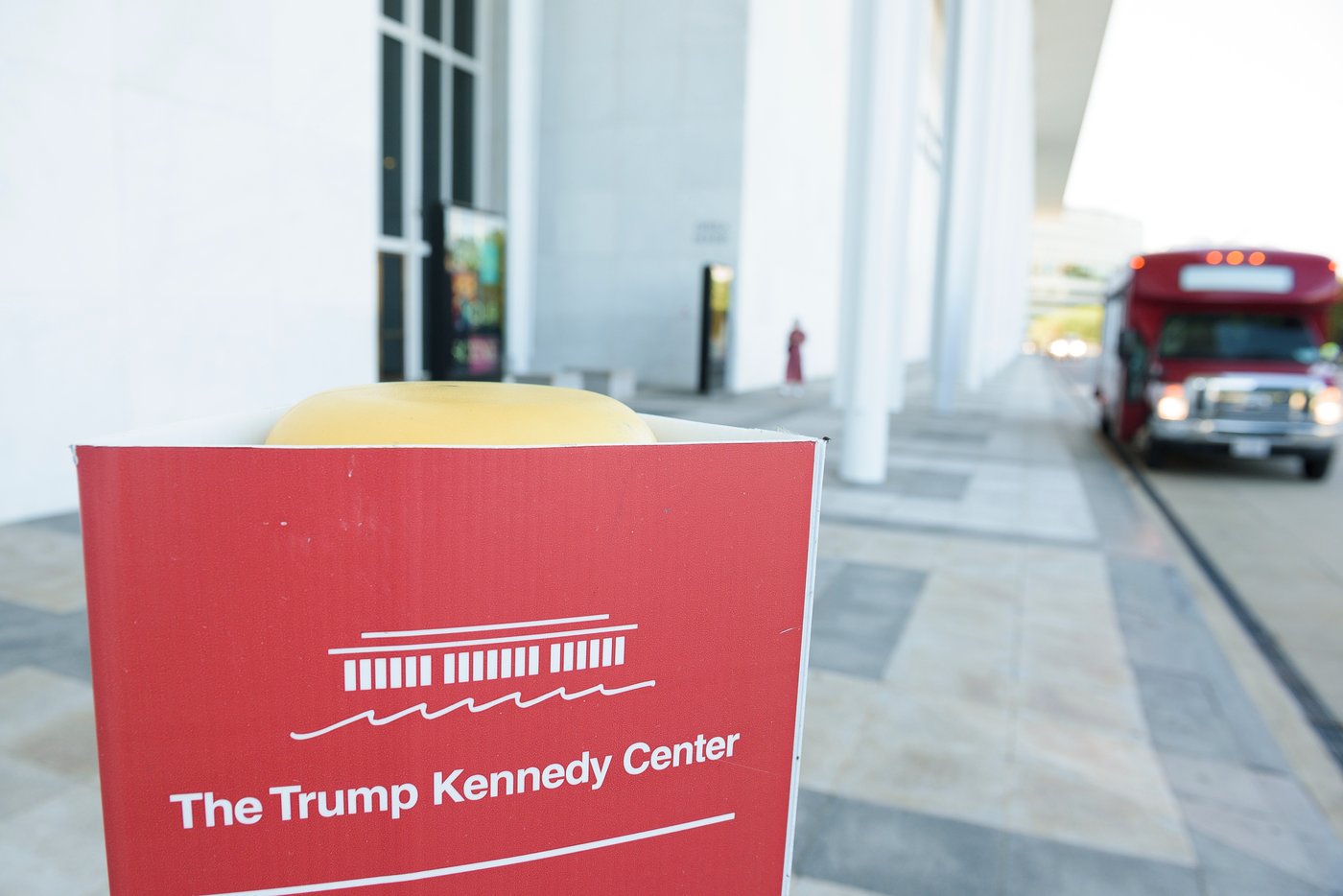Judge says Kennedy Center board broke law putting Trump's name on building, blocks closure | iNFOnews.ca