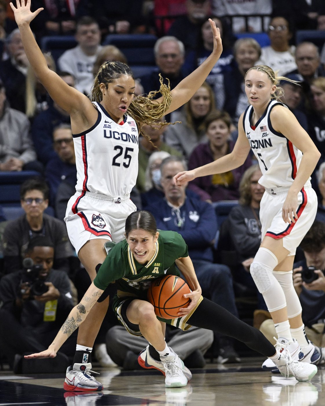 No. 2 UConn cruises past South Florida as Geno Auriemma pulls within a victory of NCAA record | iNFOnews.ca