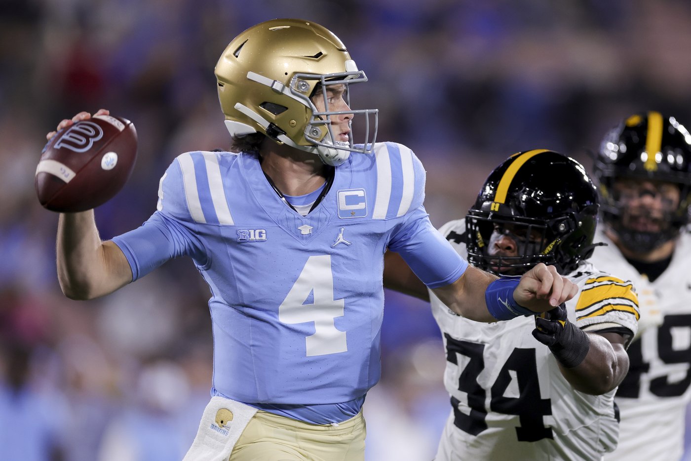Garbers, Schwesinger lead UCLA past Iowa 20-17 for Bruins' 3rd straight win | iNFOnews.ca