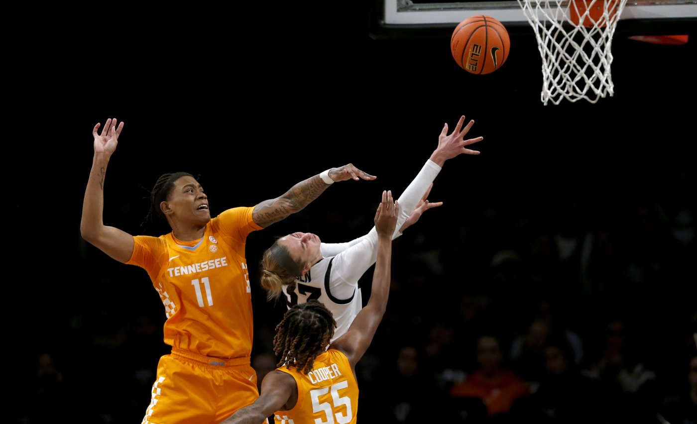 Tennessee uses late run to beat No. 17 Iowa 78-68 in inaugural Women's Champions Classic | iNFOnews.ca
