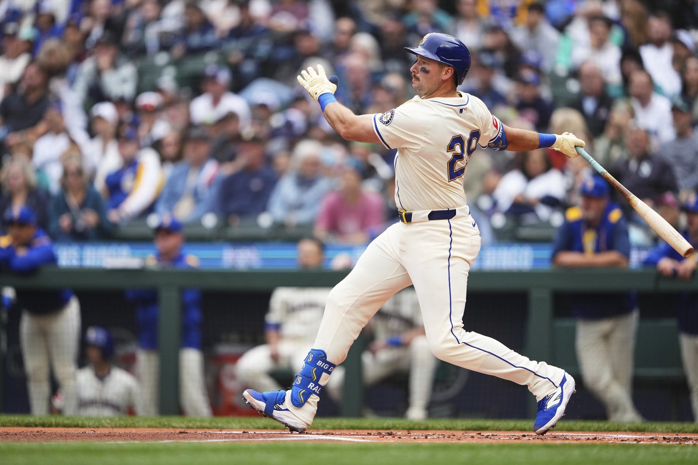 Raleigh hits 54th homer, ties Mantle's record for most in season by a switch-hitter | iNFOnews.ca