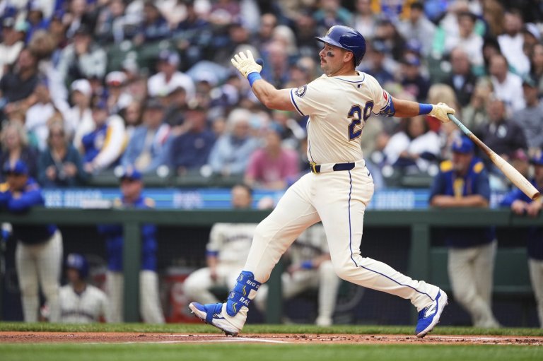 Raleigh hits 54th homer, ties Mantle's record for most in season by a switch-hitter | iNFOnews.ca