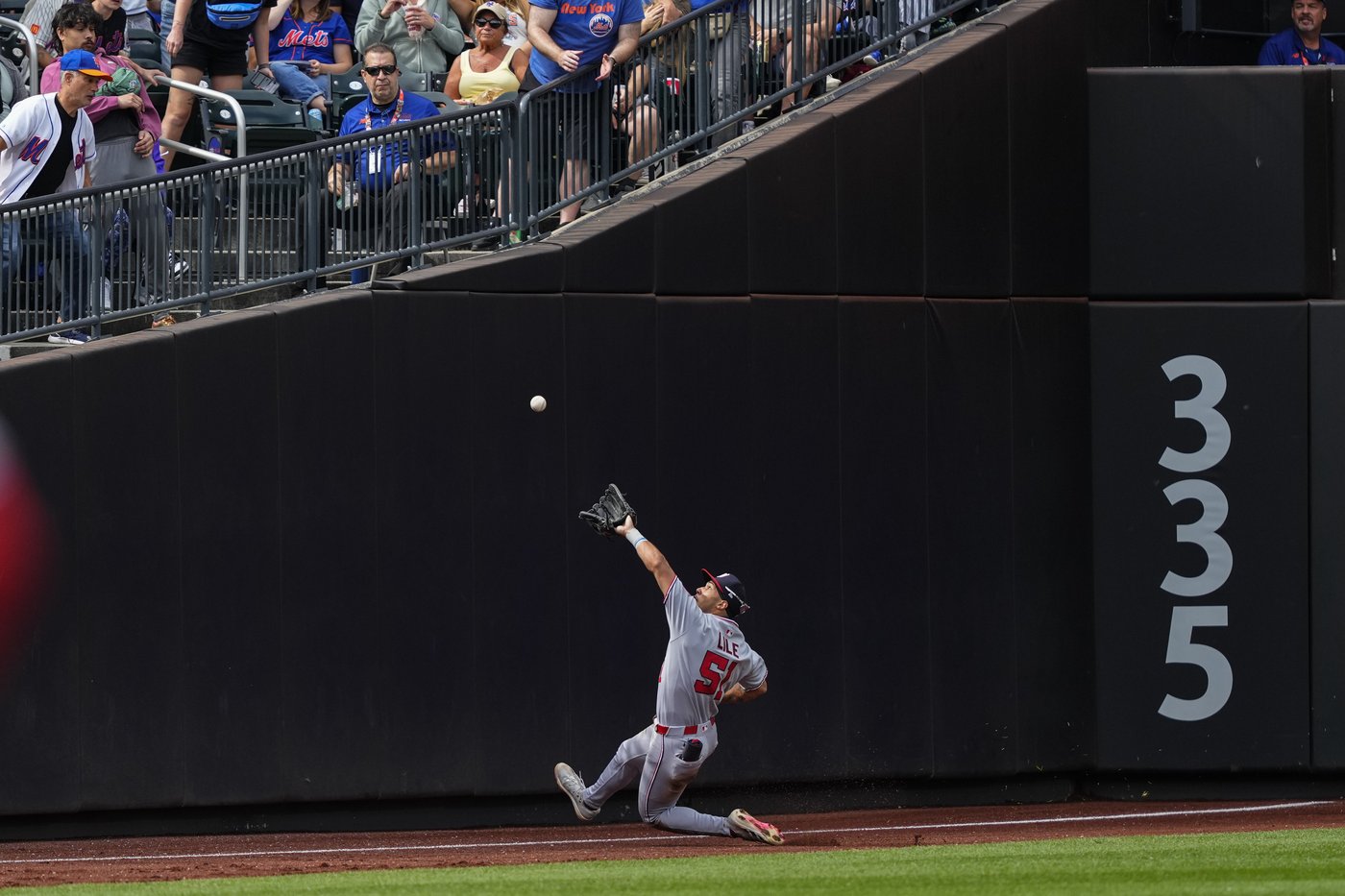 Nationals rookie Daylen Lile exits with knee injury after sliding into the wall against the Mets | iNFOnews.ca