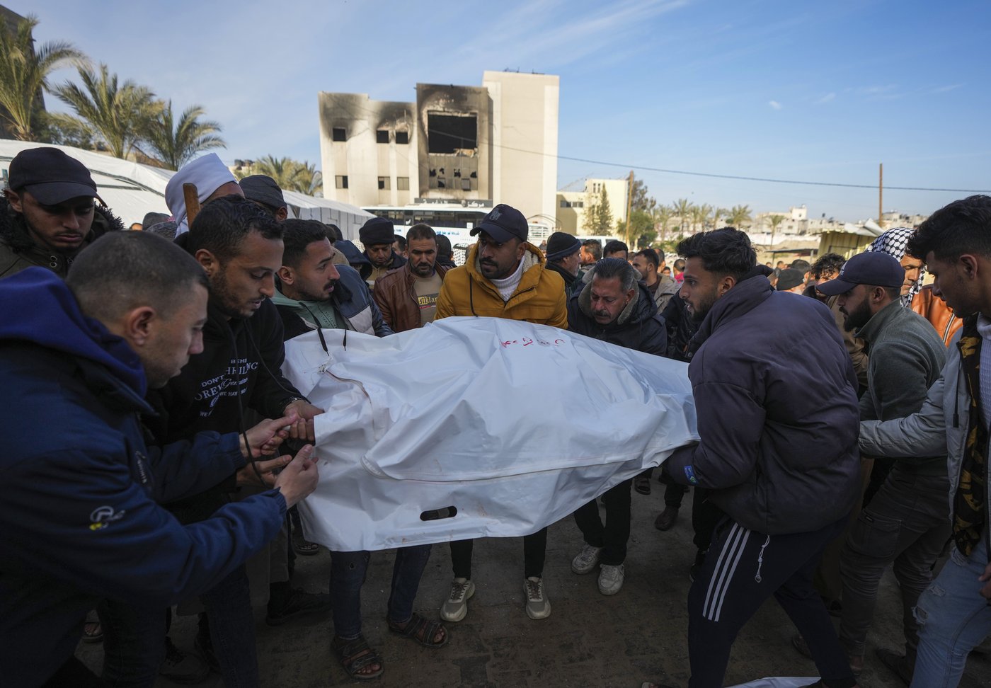New Israeli airstrikes in southern Gaza kill at least 10, hospital workers say | iNFOnews.ca