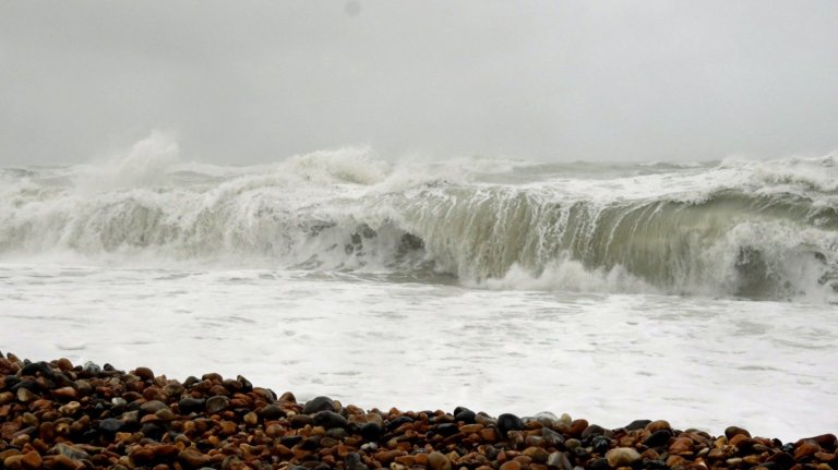 High winds knock out power to thousands in southwest England as 1st of two major storms sweep in | iNFOnews.ca
