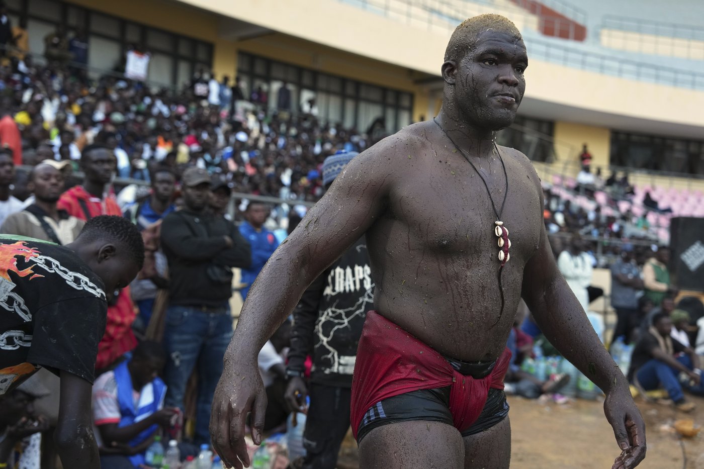 In Senegal’s wrestling arenas, rituals share the spotlight with the fight, in photos | iNFOnews.ca