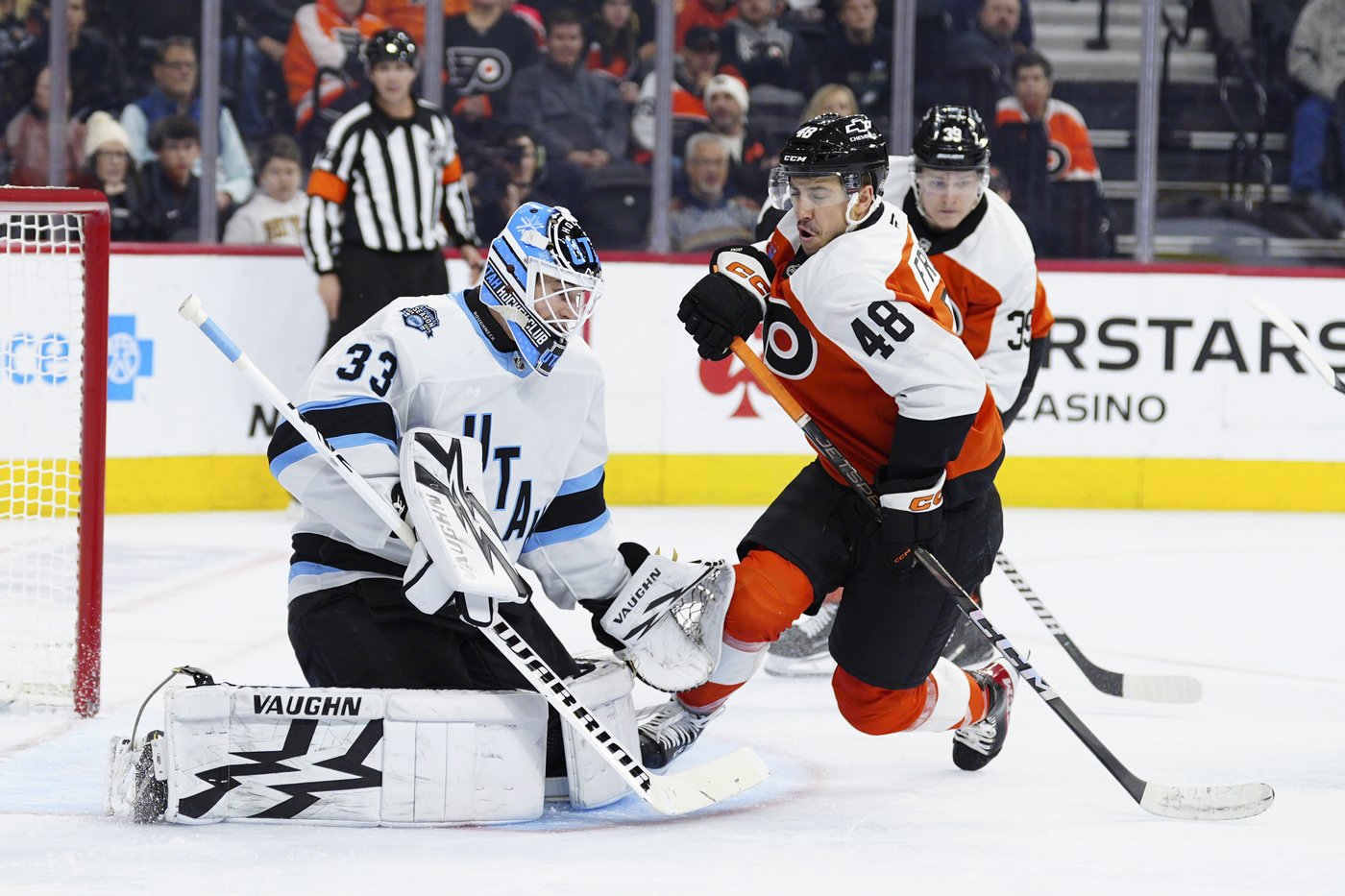 Logan Cooley breaks tie on power play, helps Utah beat the Flyers 4-2 | iNFOnews.ca