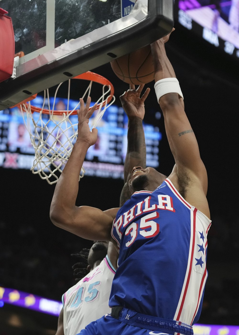 Robinson scores 21, Herro adds 20 and Heat rally late to beat 76ers 117-105 | iNFOnews.ca