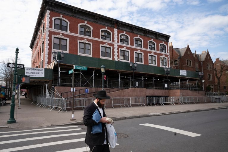 Car rams into Chabad headquarters in New York City, damaging doors | iNFOnews.ca