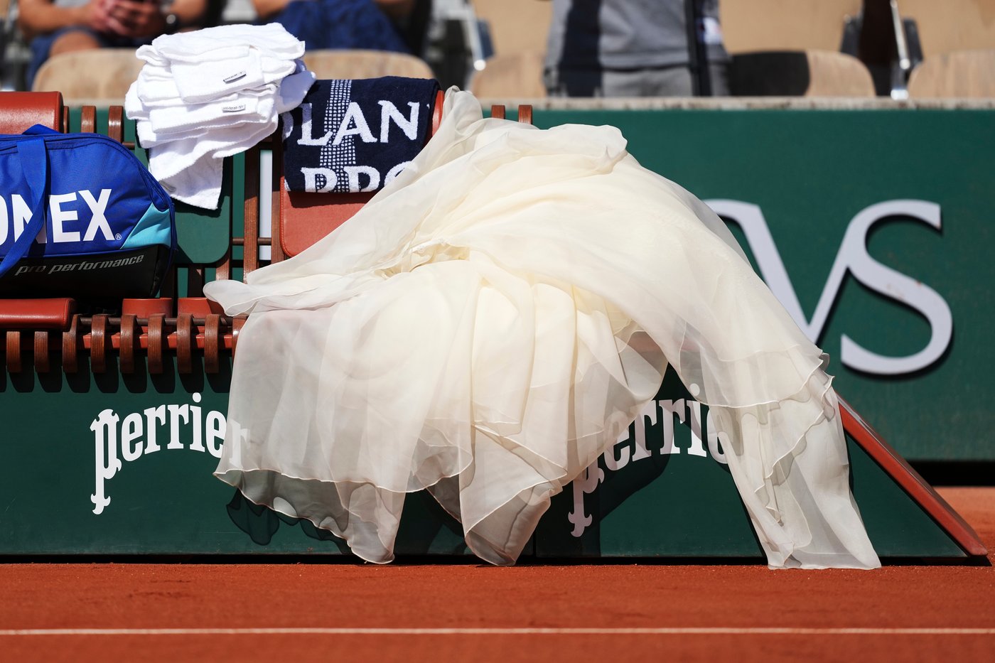 Naomi Osaka's latest French Open fashion ensemble includes an ivory train and gold jacket | iNFOnews.ca Naomi Osaka's latest French Open fashion ensemble includes an ivory train and gold jacket | iNFOnews.ca