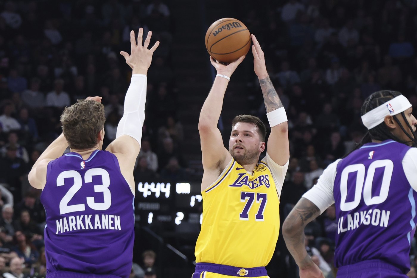 Lauri Markkanen scores 32 points to lead Jazz past Lakers 131-119 | iNFOnews.ca