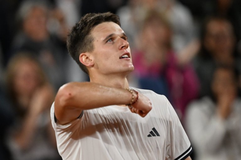 Jakub Mensik goes from cramps and wheelchair to a spot in the French Open semifinals | iNFOnews.ca