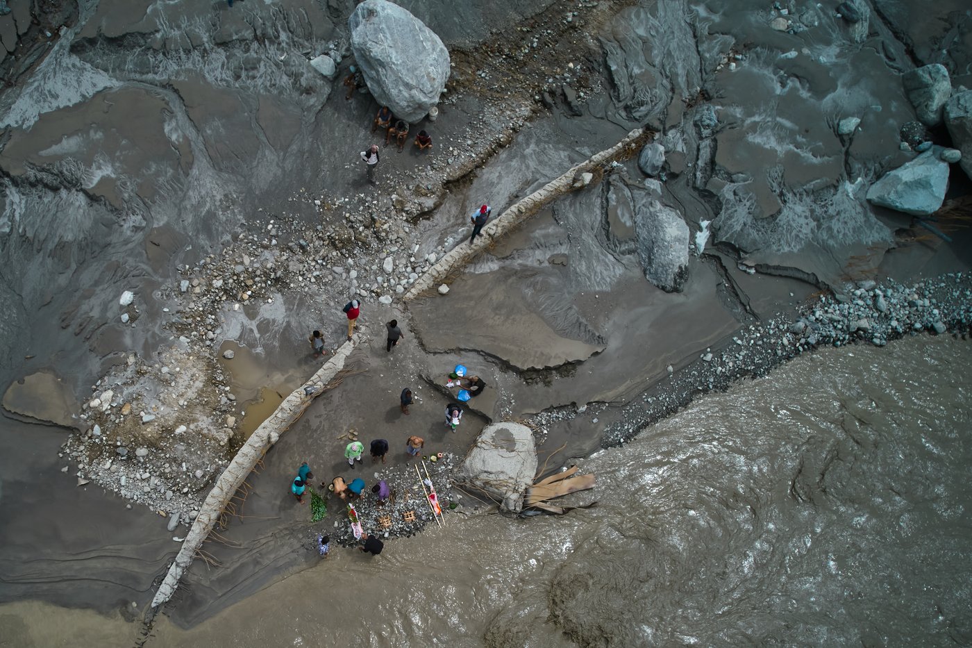 Symbolic funerals held in Nepal for those feared lost as some missing tourists make contact | iNFOnews.ca