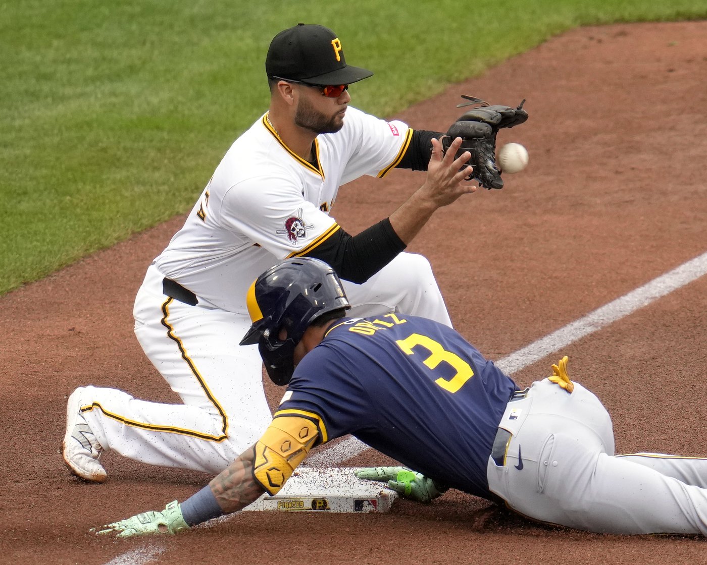 Civale pitches 6 shutout innings, Ortiz has 3 hits in Brewers' 5-2 win over Pirates | iNFOnews.ca