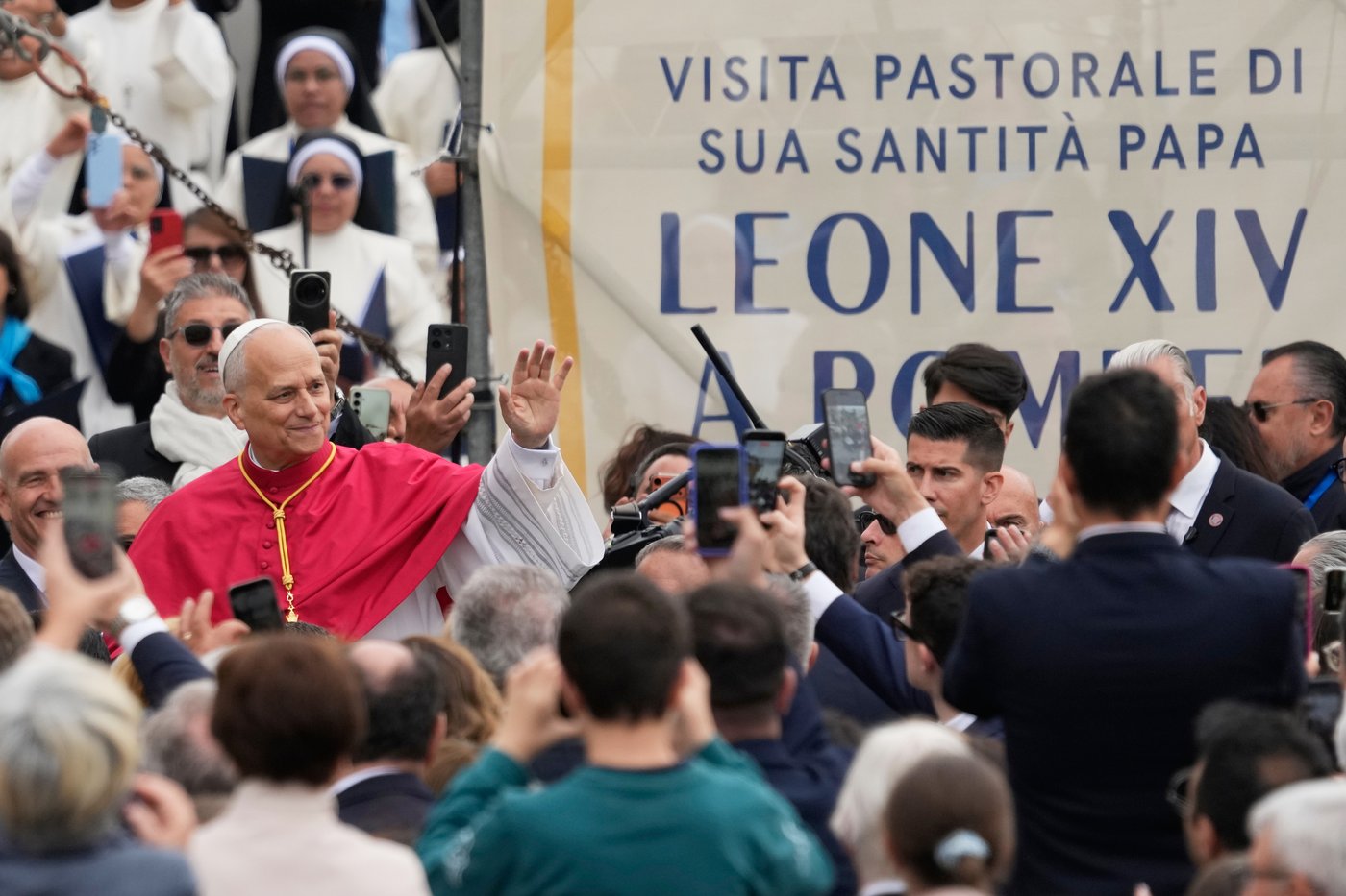 Pope prays for end to 'fratricidal hatred' as he celebrates anniversary with visit to Pompeii | iNFOnews.ca