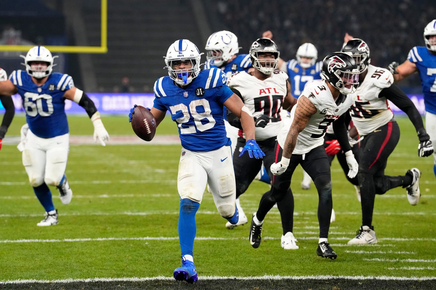 Taylor runs for 244 yards and 3 TDs for Colts in 31-25 OT win over Falcons in Berlin | iNFOnews.ca Taylor runs for 244 yards and 3 TDs for Colts in 31-25 OT win over Falcons in Berlin | iNFOnews.ca
