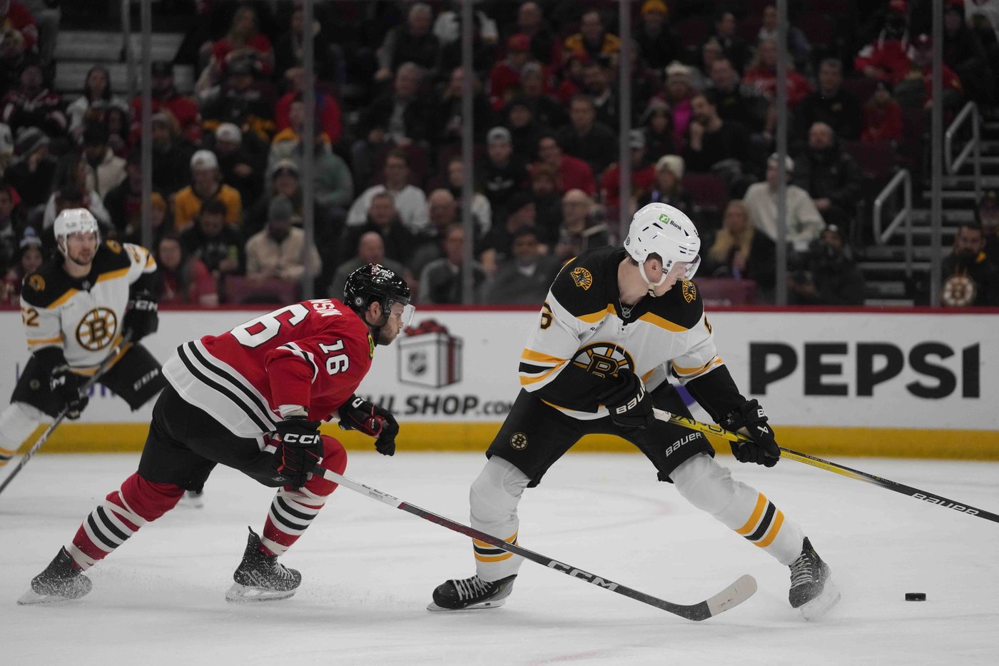 Marchand and Geekie help the Bruins beat the Blackhawks 4-2 for their 3rd consecutive win | iNFOnews.ca