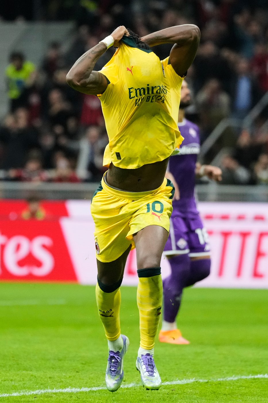 Matteo Gabbia's quick thinking saves Rafael Leão from yellow card in AC Milan win | iNFOnews.ca Matteo Gabbia's quick thinking saves Rafael Leão from yellow card in AC Milan win | iNFOnews.ca