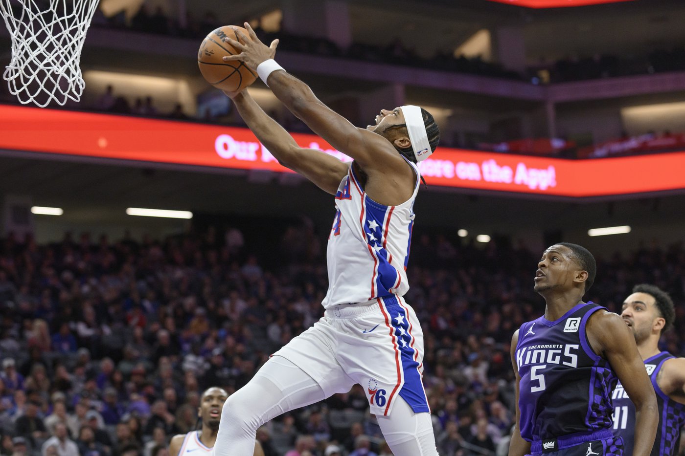 Fox scores 35 and Kings close with 15-0 surge to rally past 76ers for 113-107 win | iNFOnews.ca