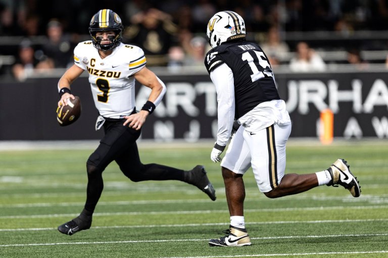 Missouri QB Beau Pribula carted off field with left ankle injury against No. 10 Vanderbilt | iNFOnews.ca