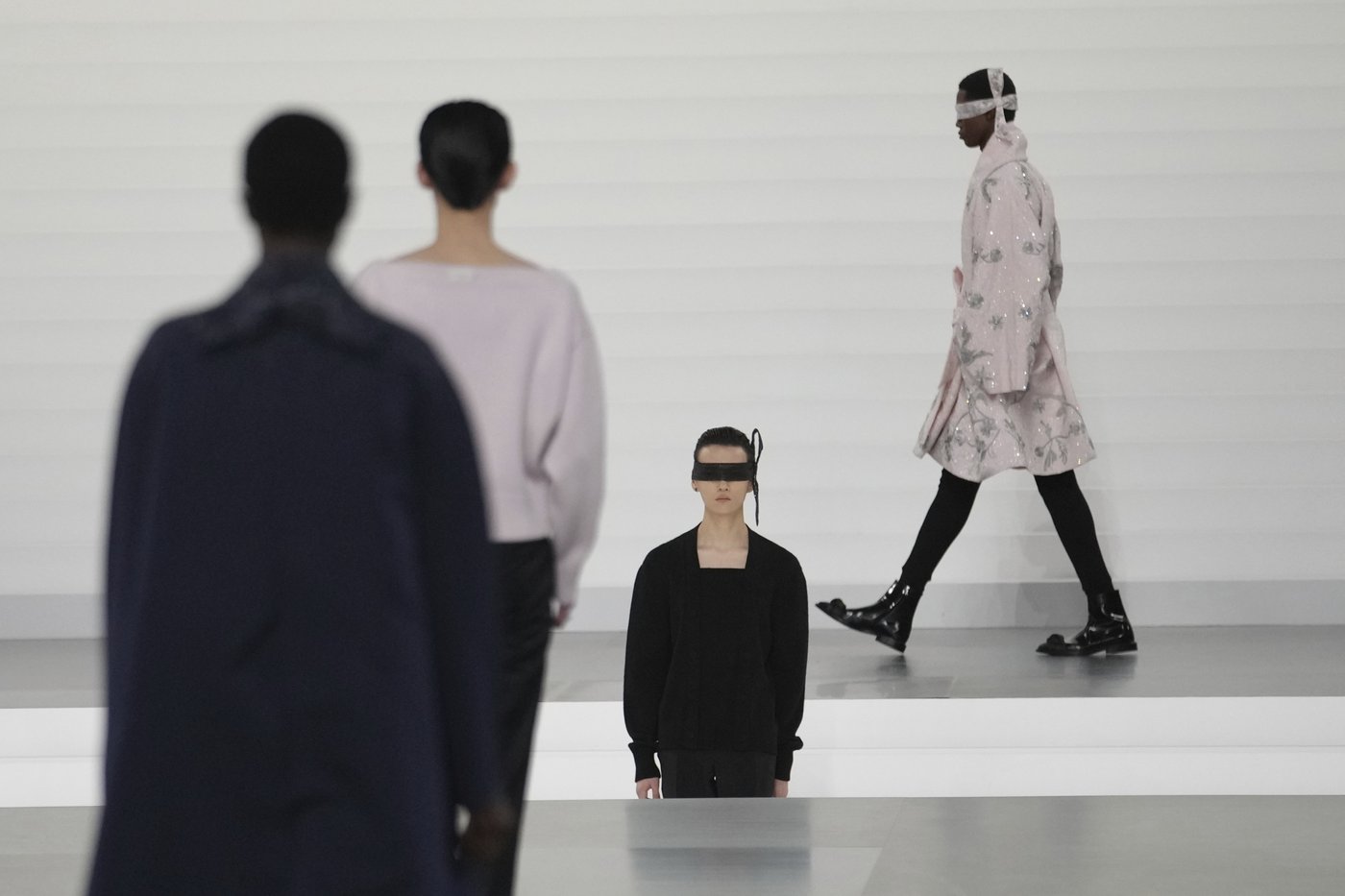 Kim Jones sharpens VIP-filled Dior men's fashion with a structured, masculine recalibration | iNFOnews.ca Kim Jones sharpens VIP-filled Dior men's fashion with a structured, masculine recalibration | iNFOnews.ca