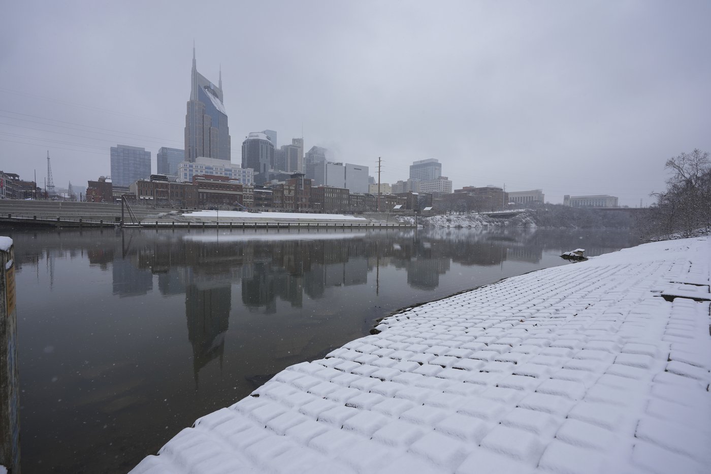 Powerful winter storm dumps heavy snow, causing flight delays, slick roads and school closings | iNFOnews.ca