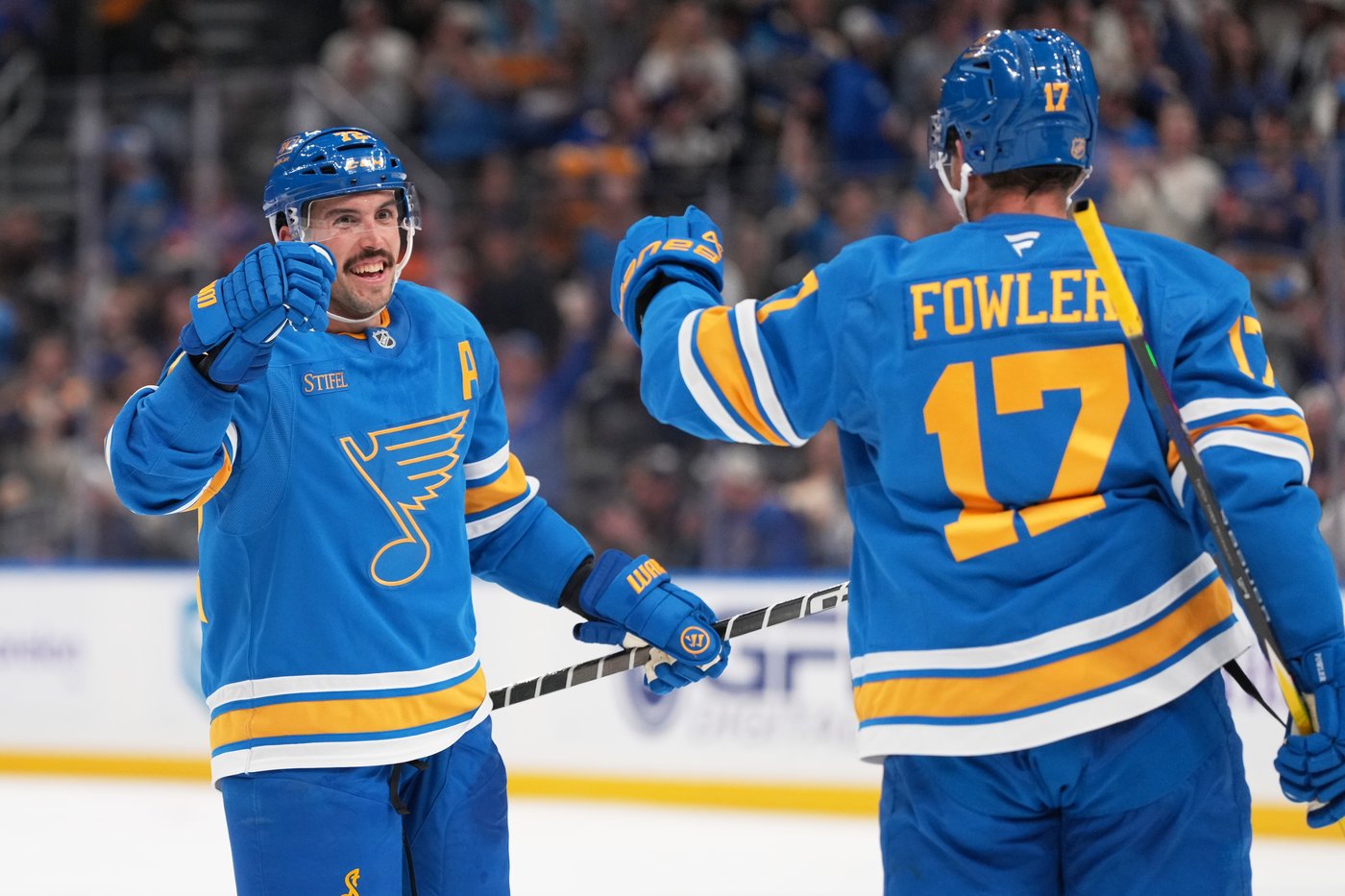 Mailloux, Luff get first goals of season as Blues beat rival Blackhawks 3-2 | iNFOnews.ca
