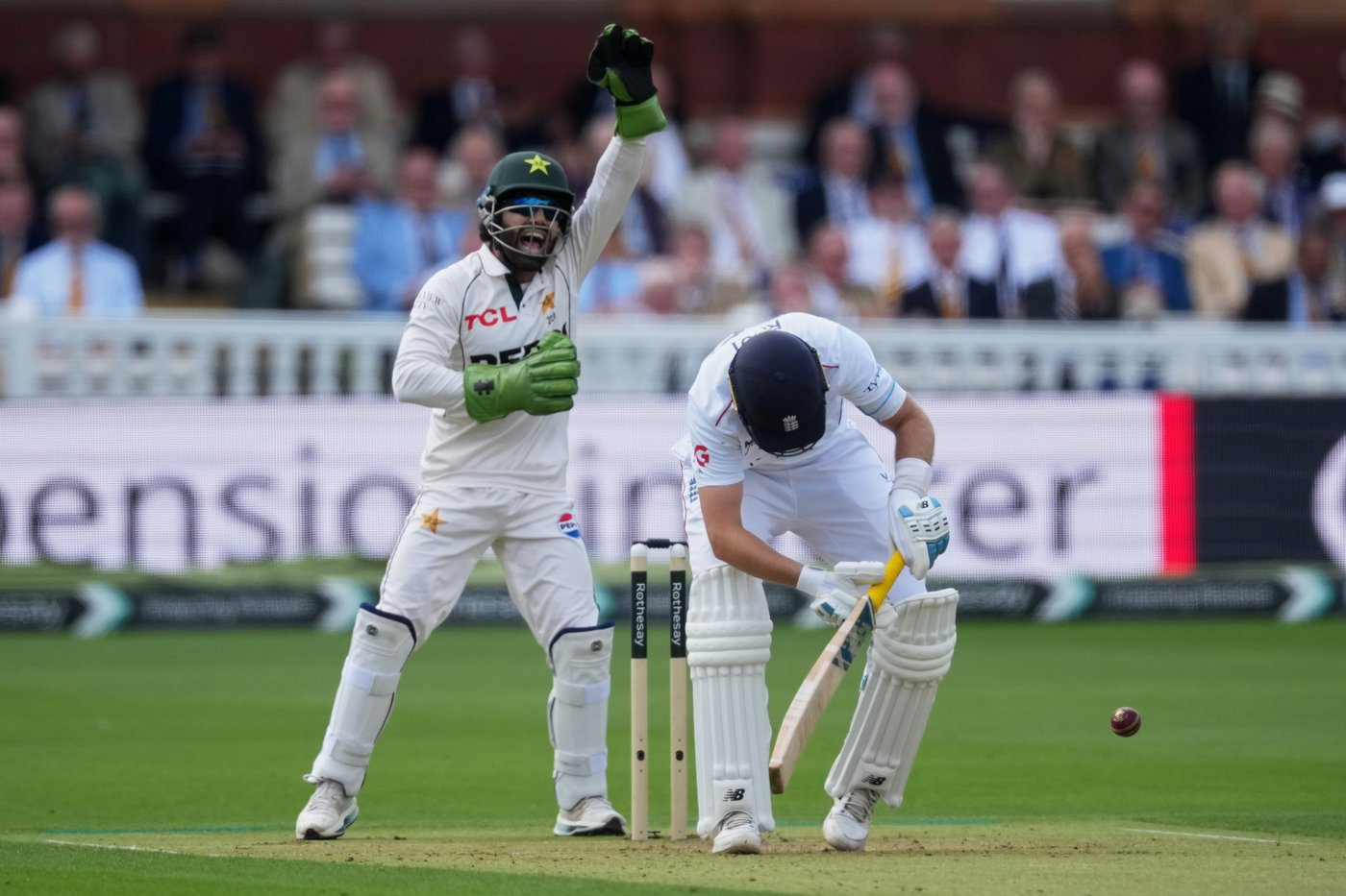 Pakistan reduces England to 80-4 at lunch as Abbas takes 3 at Lord's | iNFOnews.ca Pakistan reduces England to 80-4 at lunch as Abbas takes 3 at Lord's | iNFOnews.ca
