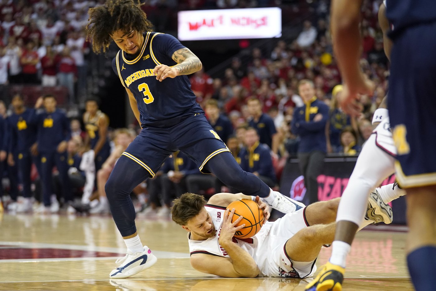 Goldin helps Michigan beat No. 11 Wisconsin 67-64 as Badgers take their 1st loss | iNFOnews.ca Goldin helps Michigan beat No. 11 Wisconsin 67-64 as Badgers take their 1st loss | iNFOnews.ca
